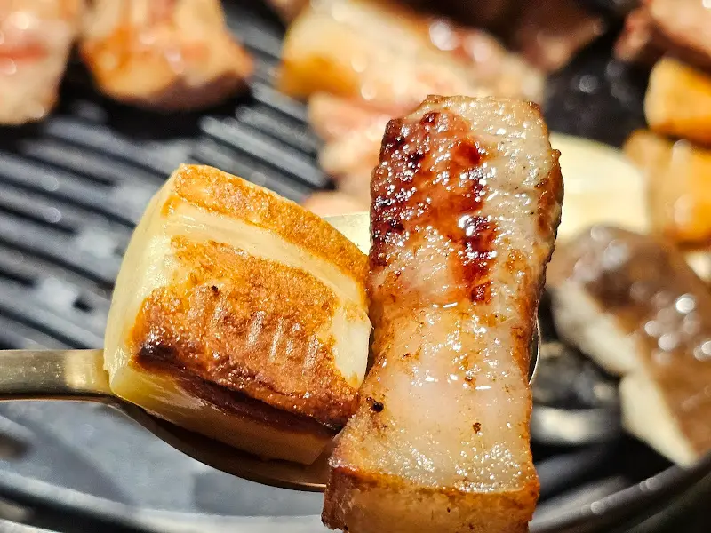 돼지고기와 구운 치즈의 만남