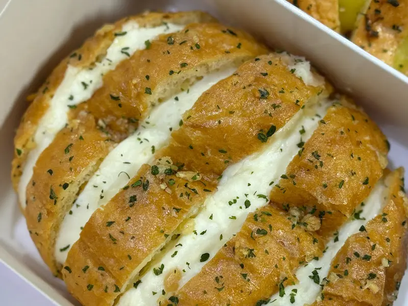 단빵제빵소 크림치즈 마늘빵 클로즈업