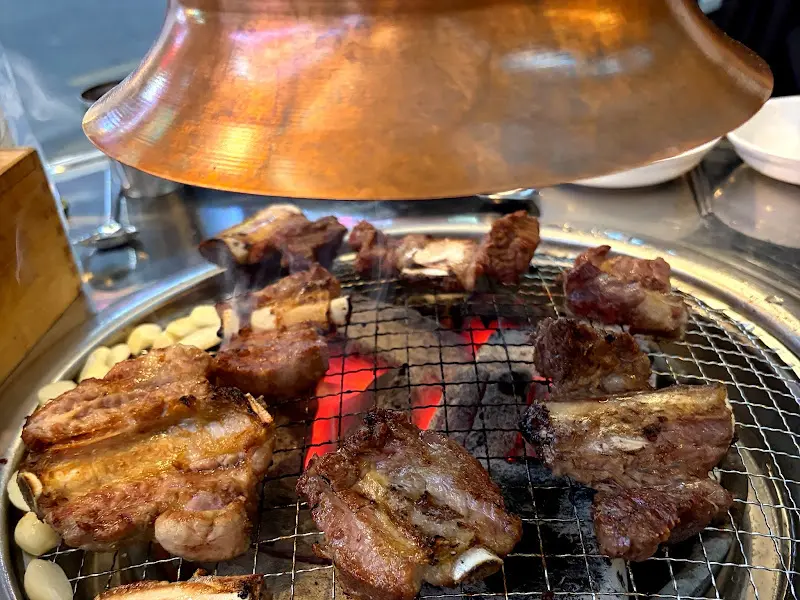 숯불 위에서 익어가는 생갈비