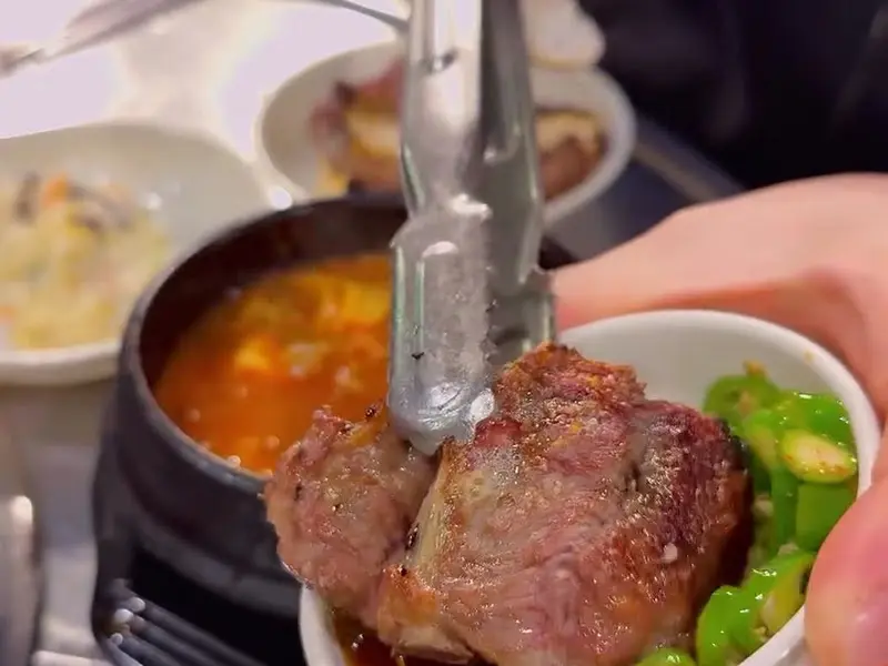 잘 구워진 생갈비 한 점