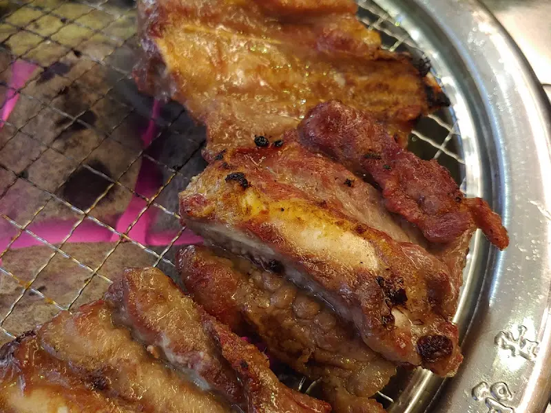 불판 가득 구워진 생갈비