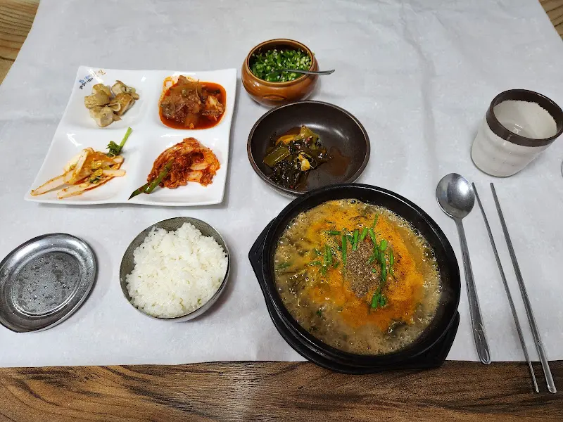 정갈한 밑반찬과 추어탕 한 상