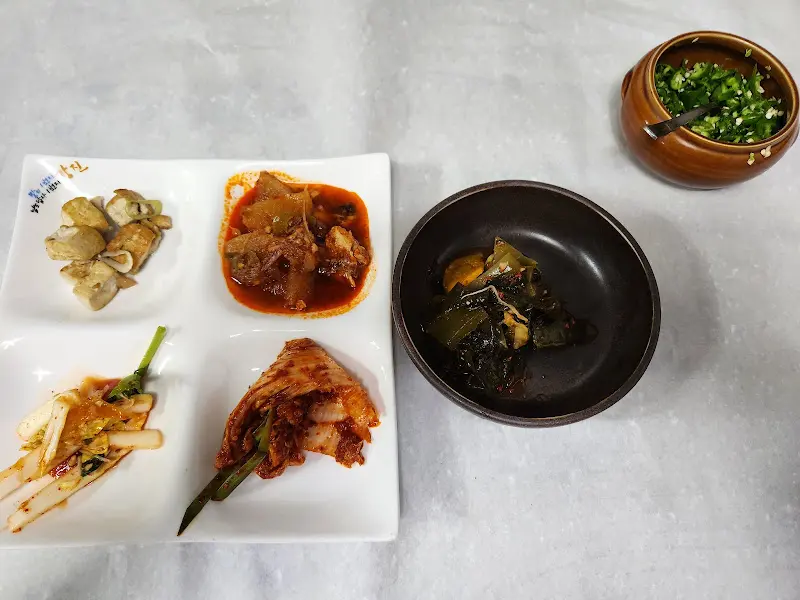 정갈하게 담긴 밑반찬