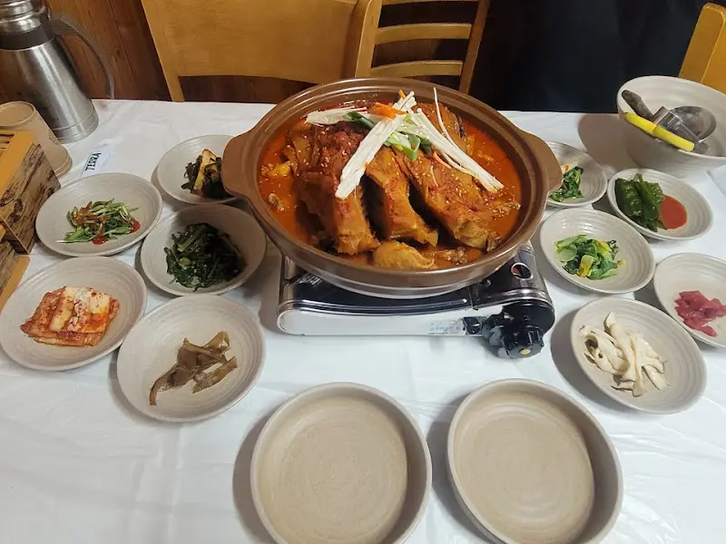 푸짐한 묵은지 닭매운탕 한 상 차림