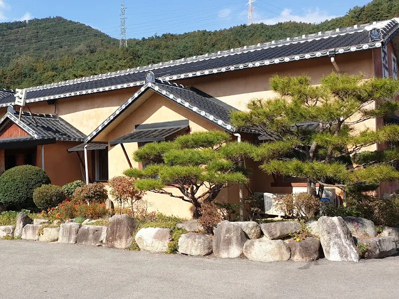 돌담과 어우러진 촌집