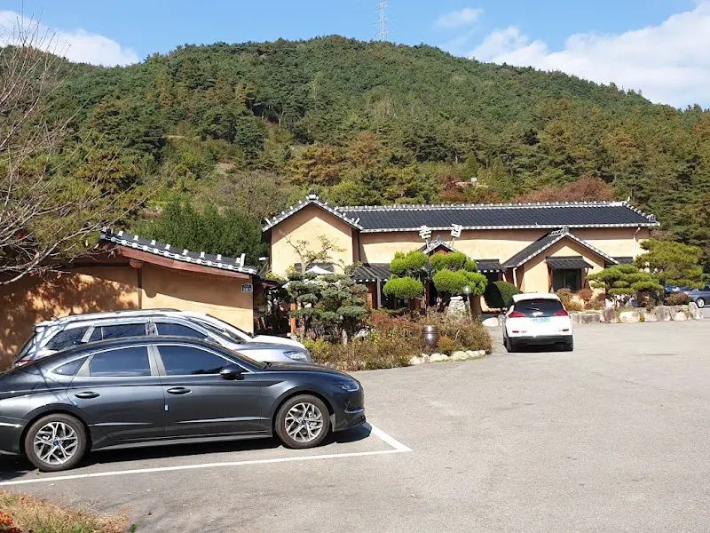 주차장과 식당 전경