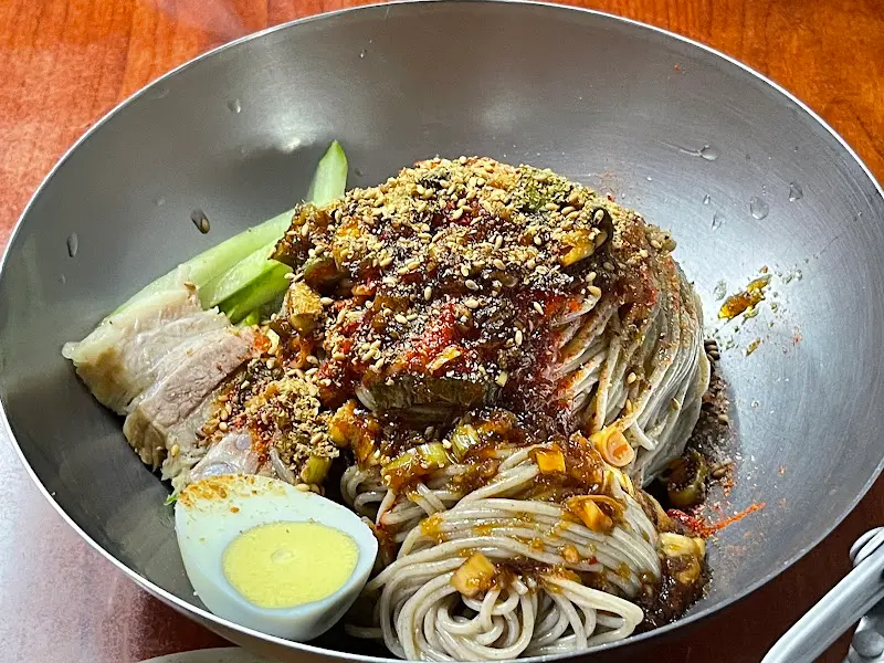 메밀 막국수와 수육 한 상 차림