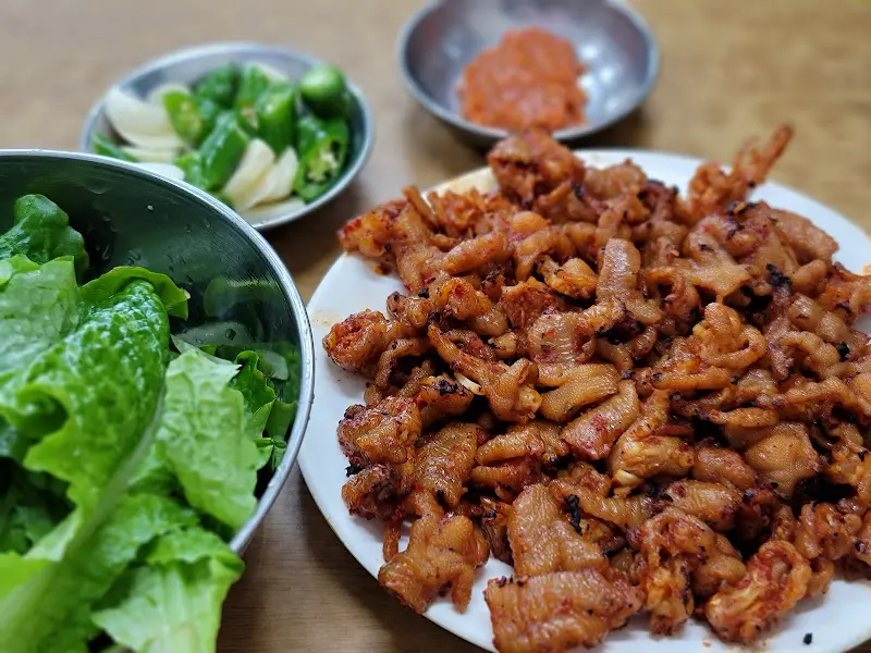 윤기가 흐르는 닭발 한 접시