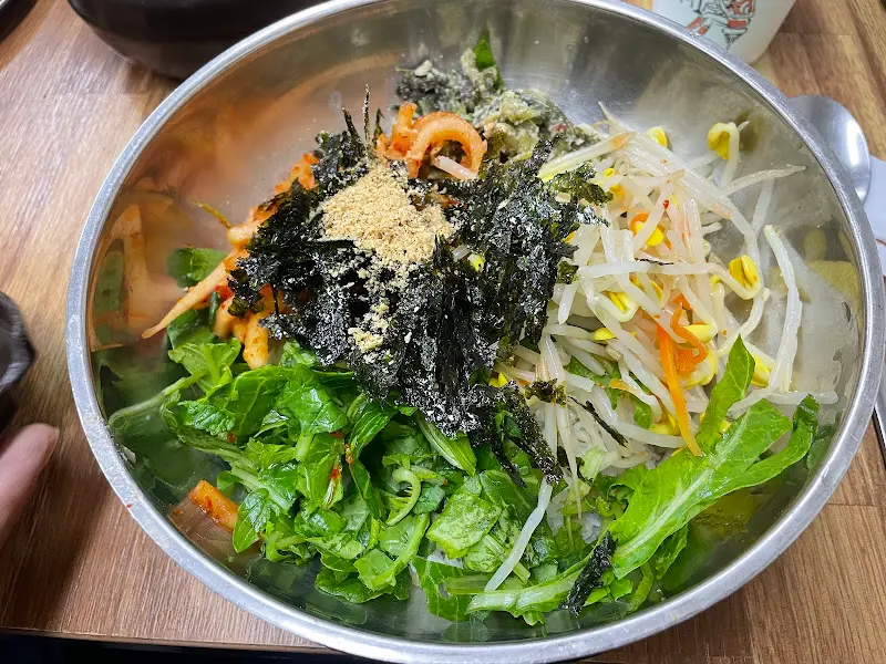 푸짐한 보리비빔밥 한 그릇