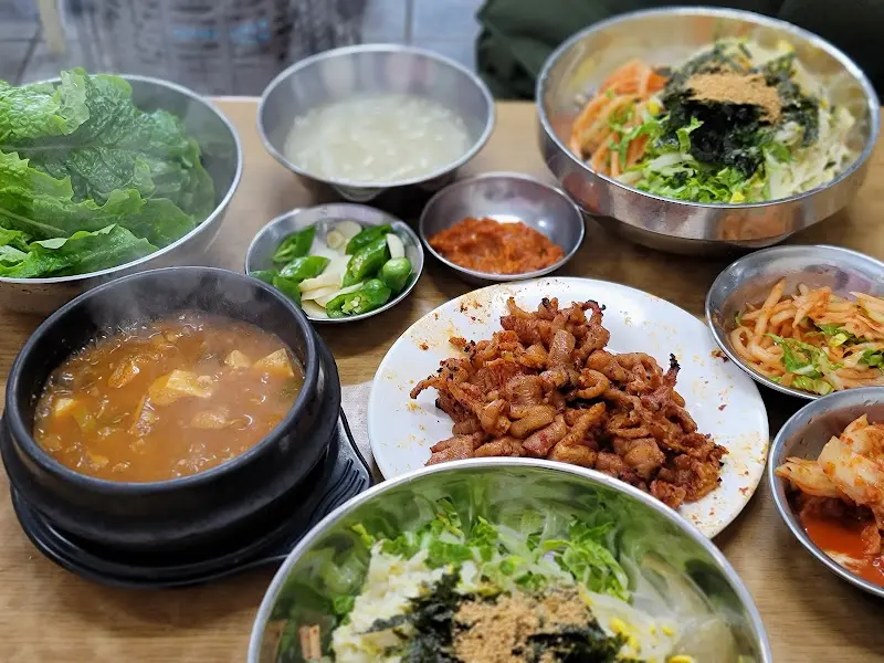 닭발, 비빔밥, 된장찌개, 쌈채소 등 푸짐한 한 상 차림