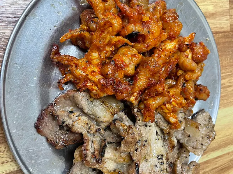 닭발과 돼지고기