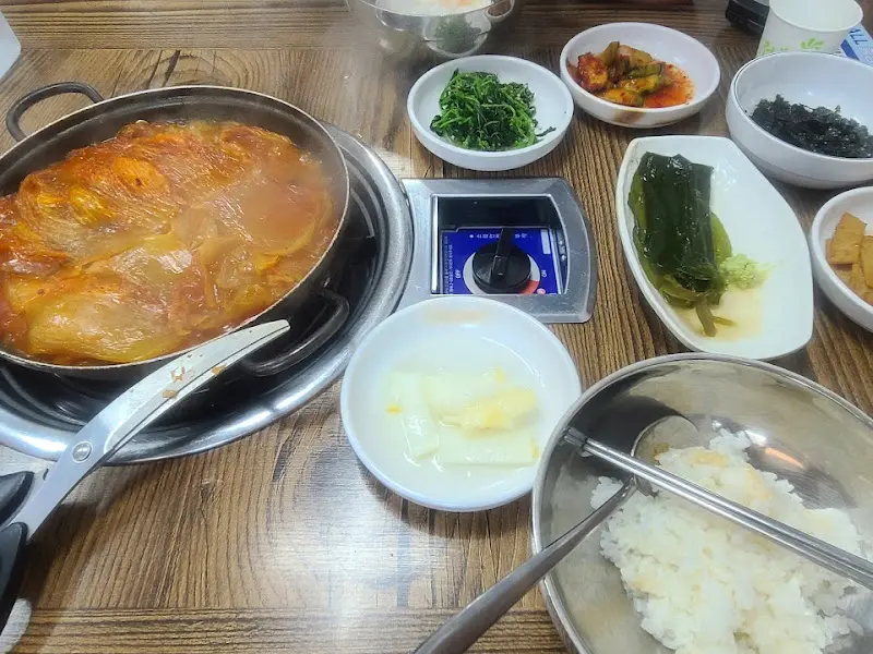 해돋이식당 김치찜 한 상 차림