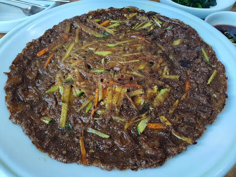 노릇하게 구워진 감자전