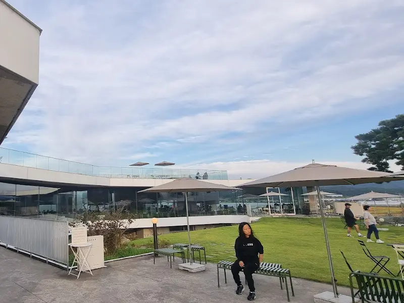 카페 외부 테라스