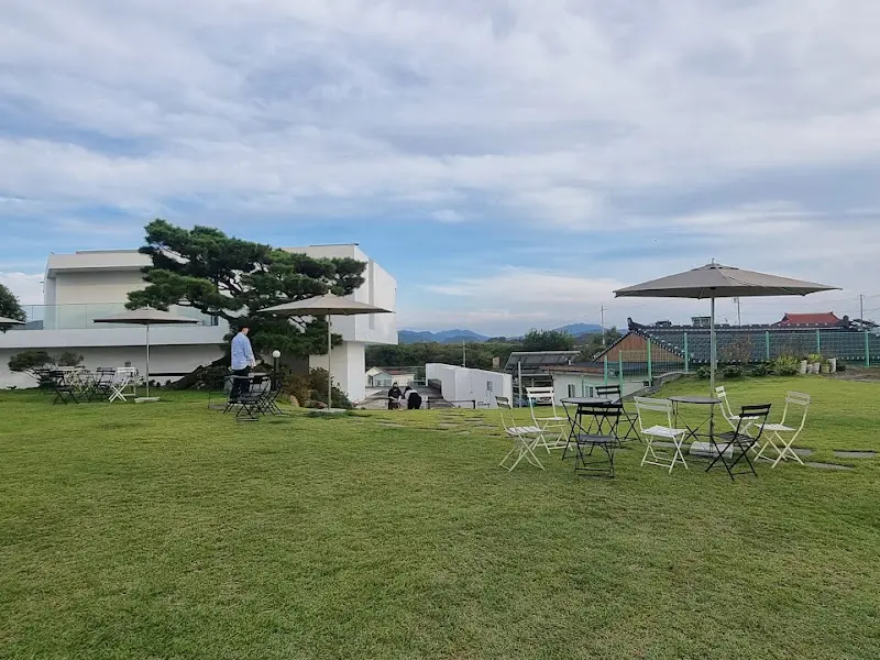 카페 외부 잔디밭