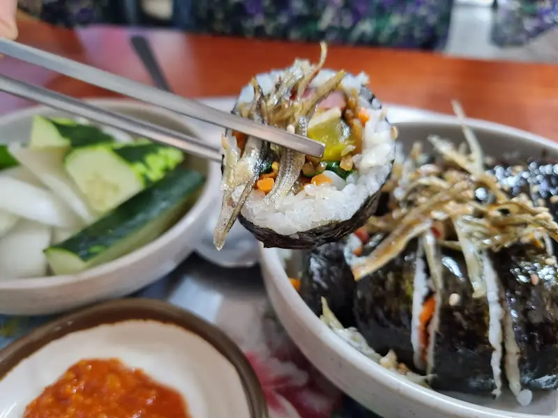 멸치김밥 젓가락샷