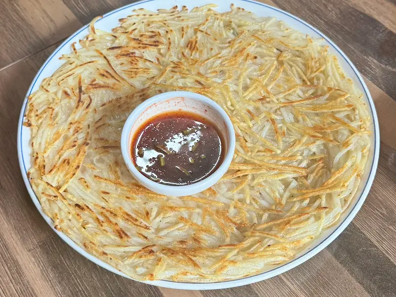 감자전과 간장 소스