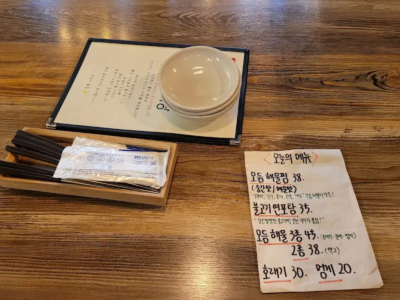 깔끔하게 정돈된 테이블 세팅