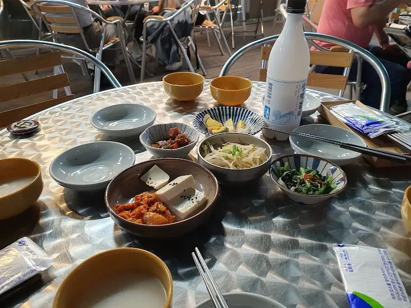 다양한 밑반찬과 함께 즐기는 술 한잔