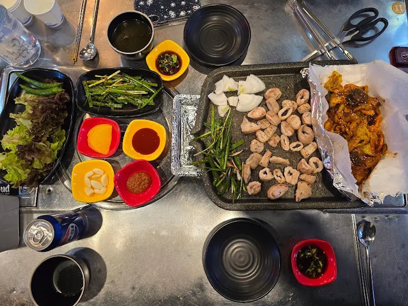 테이블 가득 차려진 막창과 순대곱창