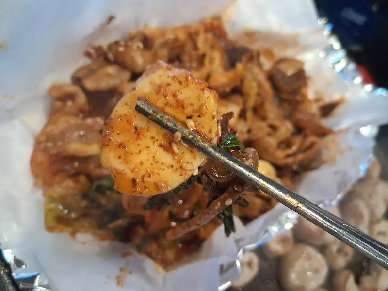 젓가락으로 집은 막창