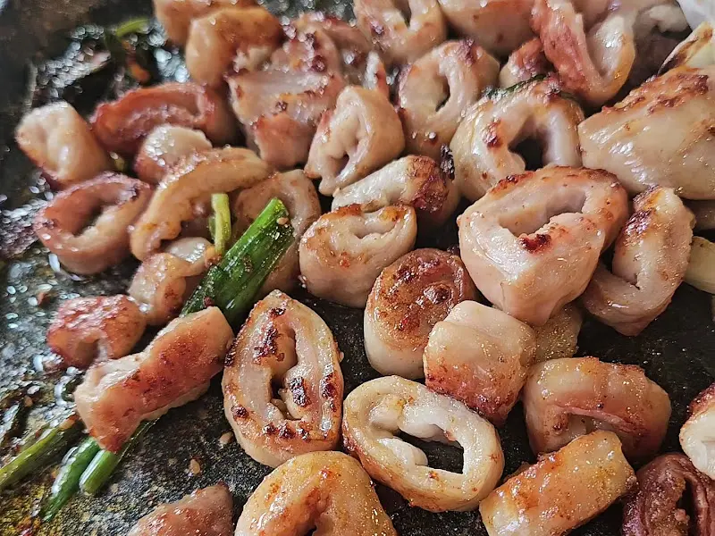 불판 위에서 구워지는 막창