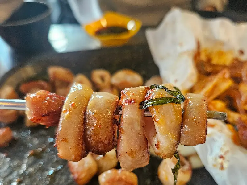 젓가락으로 집은 막창