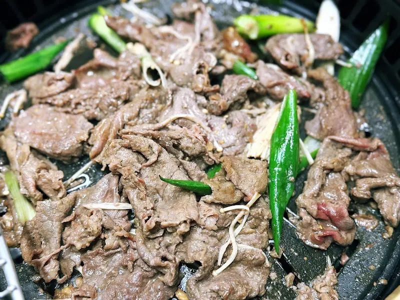 숯불 위에서 익어가는 한우