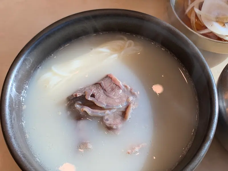 뽀얀 국물의 설렁탕