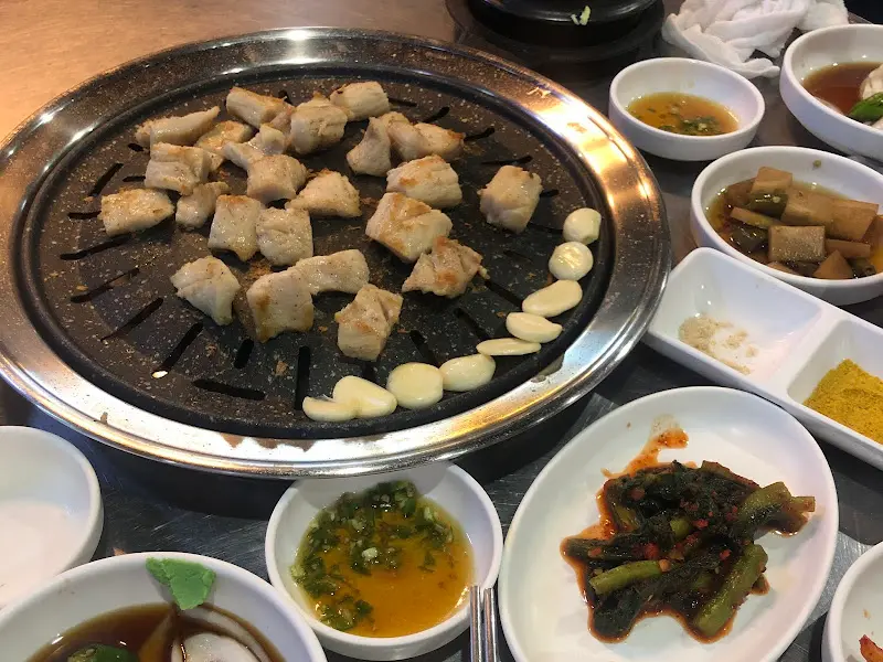 다채로운 밑반찬과 곱창 구이