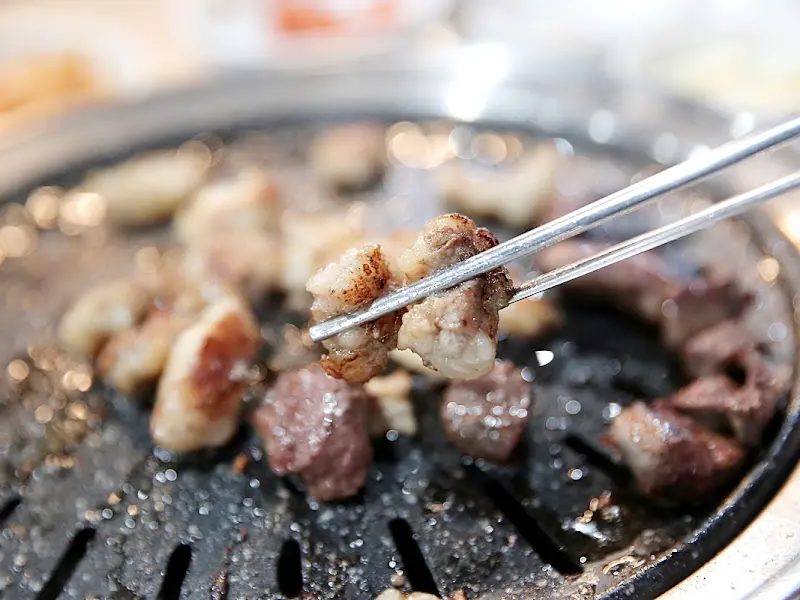 젓가락으로 집은 곱창