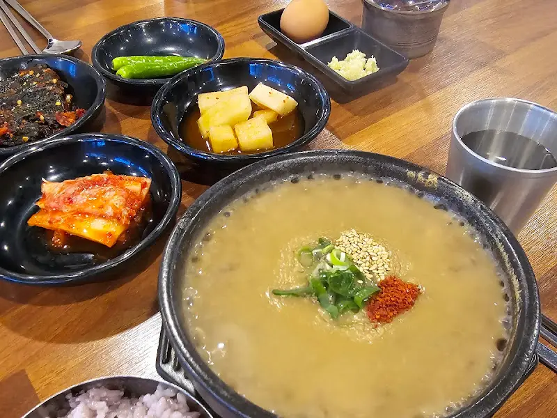 고사리 해장국과 밑반찬 전체샷