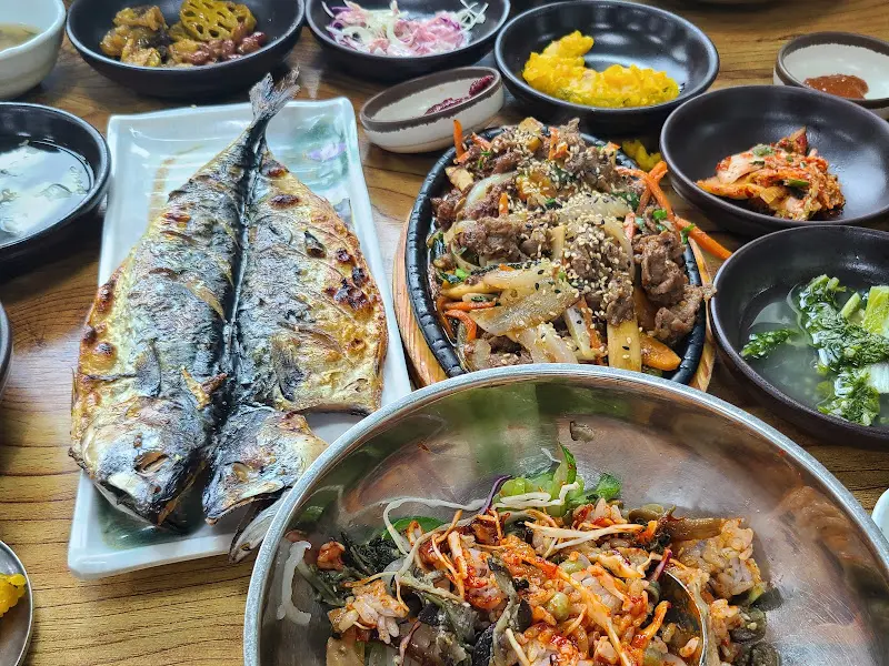 윤기가 자르르 흐르는 고등어 구이와 오리 불고기