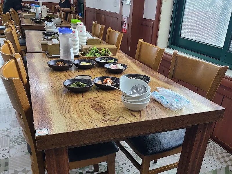 정갈하게 차려진 테이블 세팅