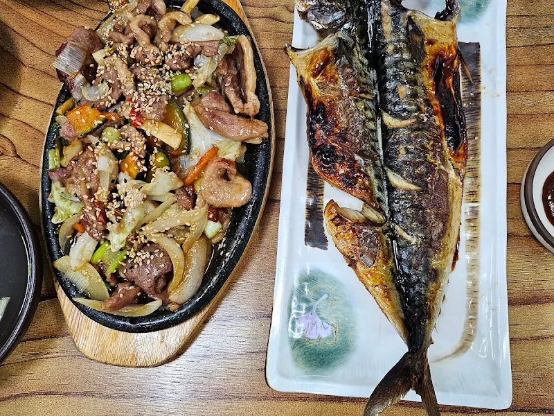 고등어 구이와 오리 불고기 근접 샷