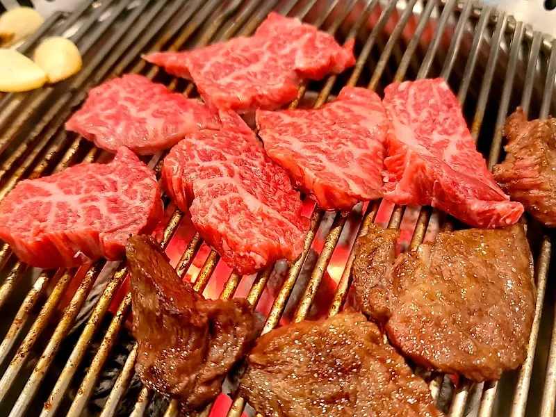 숯불 위에서 익어가는 갈비