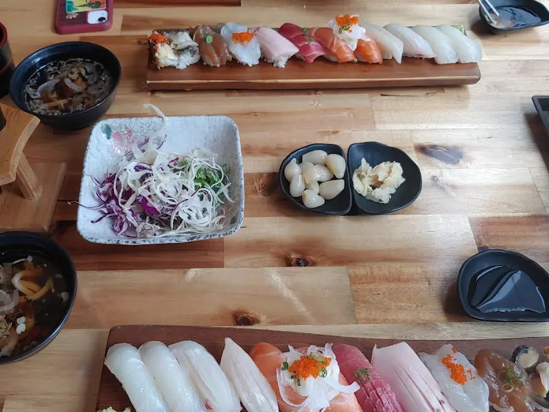 테이블 위에 놓인 스페셜 초밥 세트와 샐러드, 장국