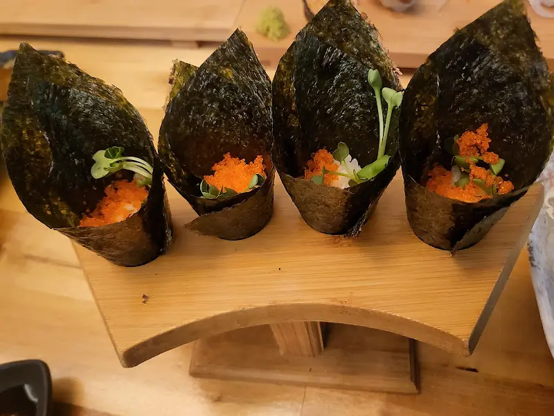 나무 받침대 위에 놓인 네 개의 마끼