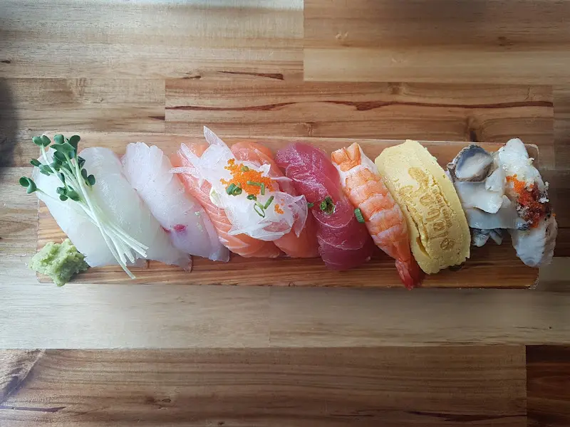 신선한 재료로 만들어진 초밥들