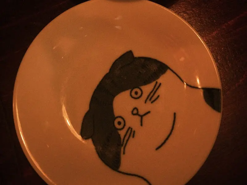 고양이 그림이 그려진 접시