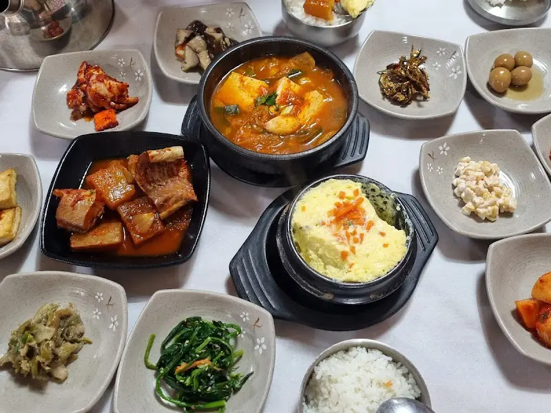 다채로운 반찬들