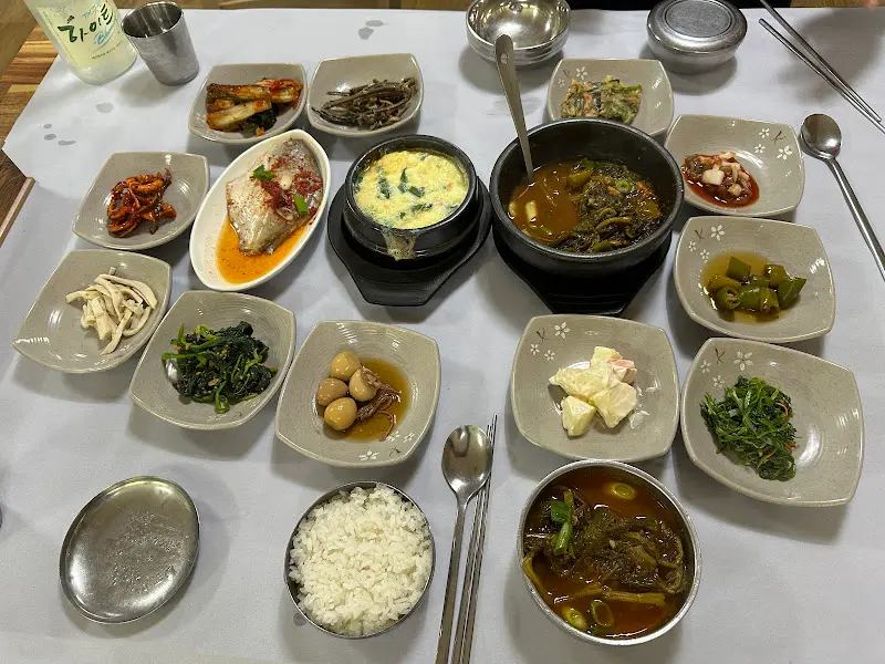 백반 한 상 전체샷