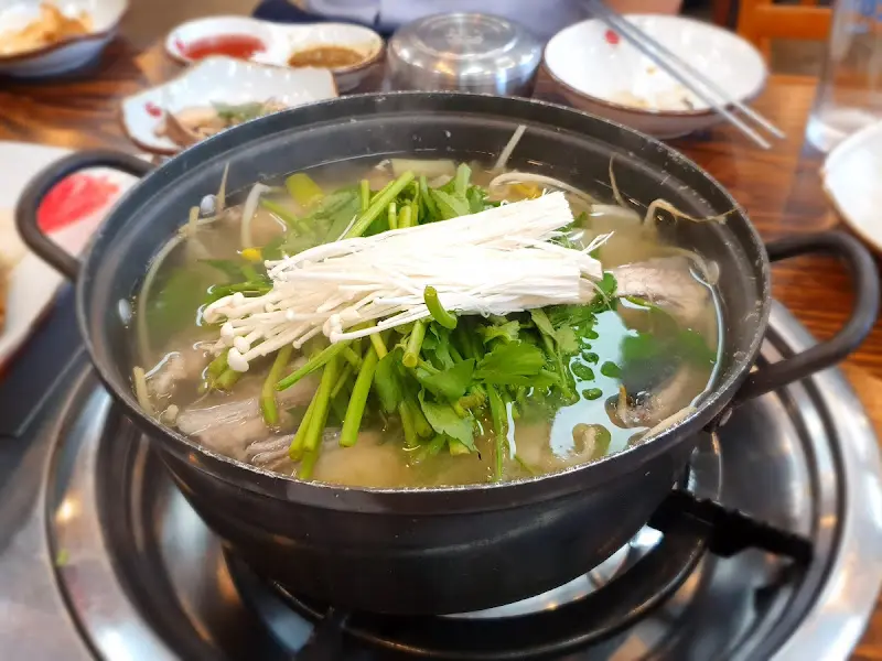 테이블 위에서 보글보글 끓고 있는 복지리 뚝배기