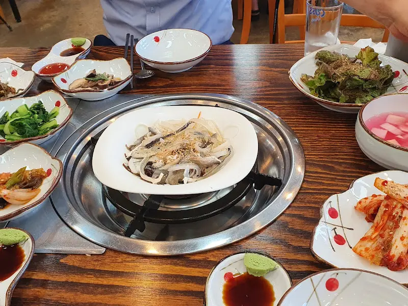 다채로운 밑반찬과 복껍질 무침이 놓인 테이블