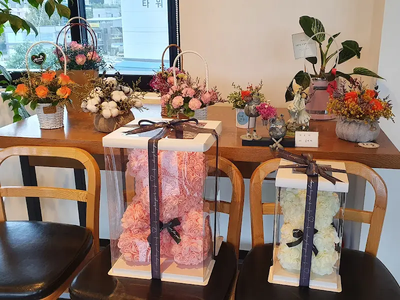 복어 캐릭터가 그려진 여수복집 간판