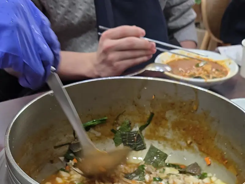 어죽을 맛보는 모습