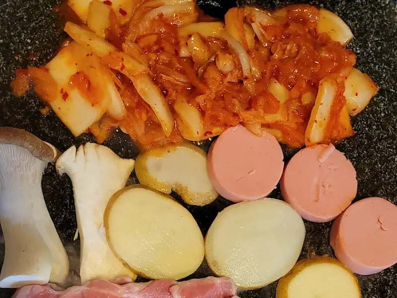 구워먹는 김치와 소세지