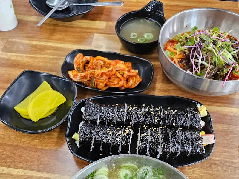 손칼국수, 비빔칼국수, 김밥