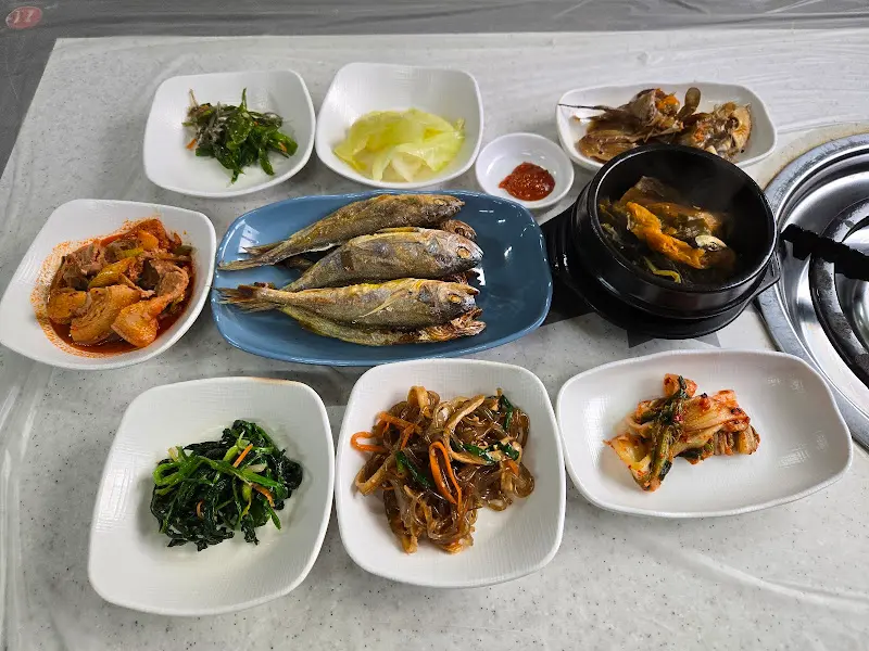 다양한 종류의 반찬들