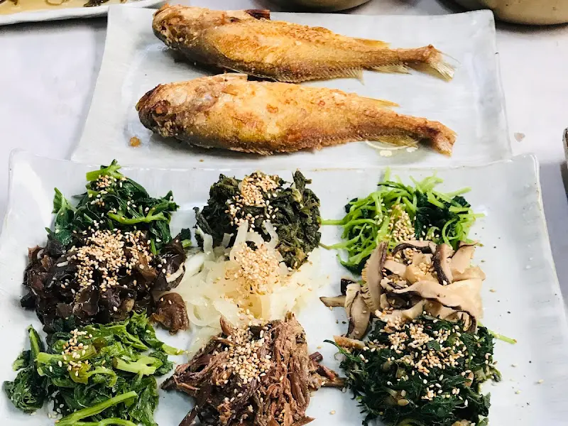 황산고가의 조기구이와 나물